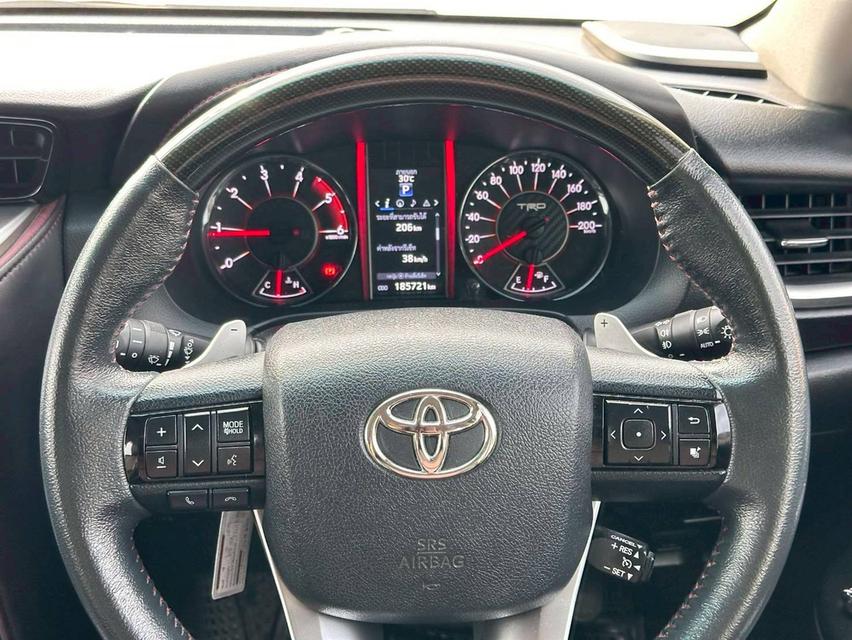 Toyota Fortuner 2.8 TRD เกียร์ออโต้ 4WD สีขาวมุก ปี 2017 จด2017 แท้ 15