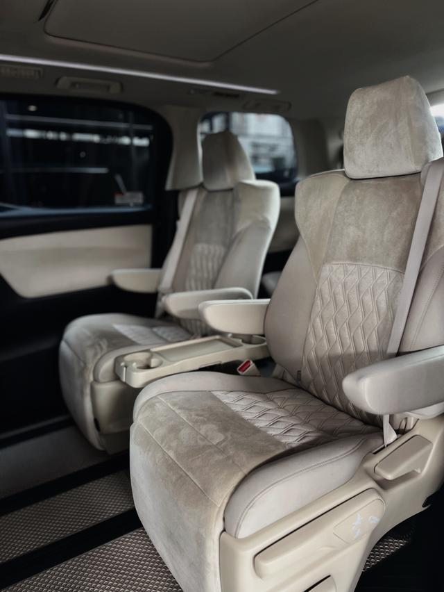 Toyota Vellfire 2.5 HY X 8