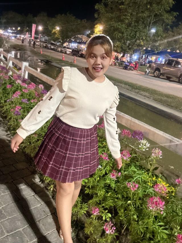 กระโปรงลายสะก็อตสีแดง ไม่มีตำหนิ เป็นสีแดงสุภาพไม่แดงฉูดฉาด เหมาะกับใส่ได้หลายโอกาส (คริสมาต มาแล้วน๊า)