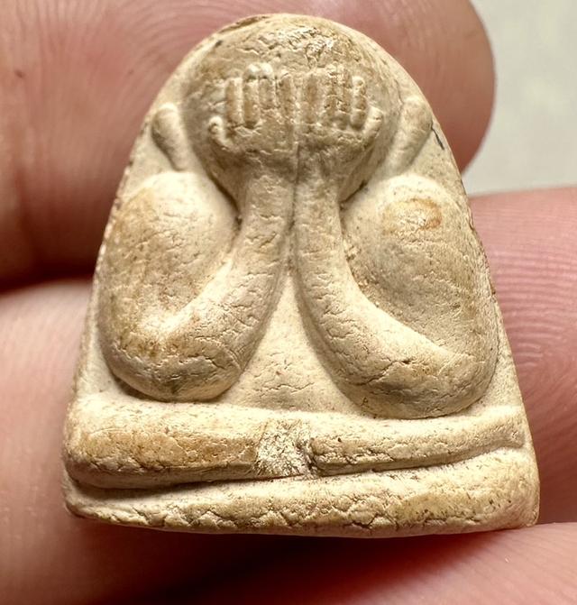 พระปิดตาพิมพ์หลังพระสังกัจจายน์ หลวงปู่เฮี้ยง วัดอรัญญิกาวาส(วัดป่า) ปี 2505