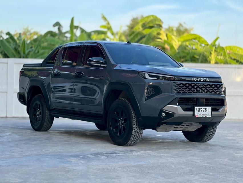 TOYOTA TRAVO 2.8 OVERLAND PLUS PRERUNNER ปี 2025 โฉม ปัจจุบัน สีเทา TOP ขับ2