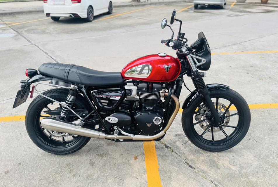 Triumph speed stwin 900