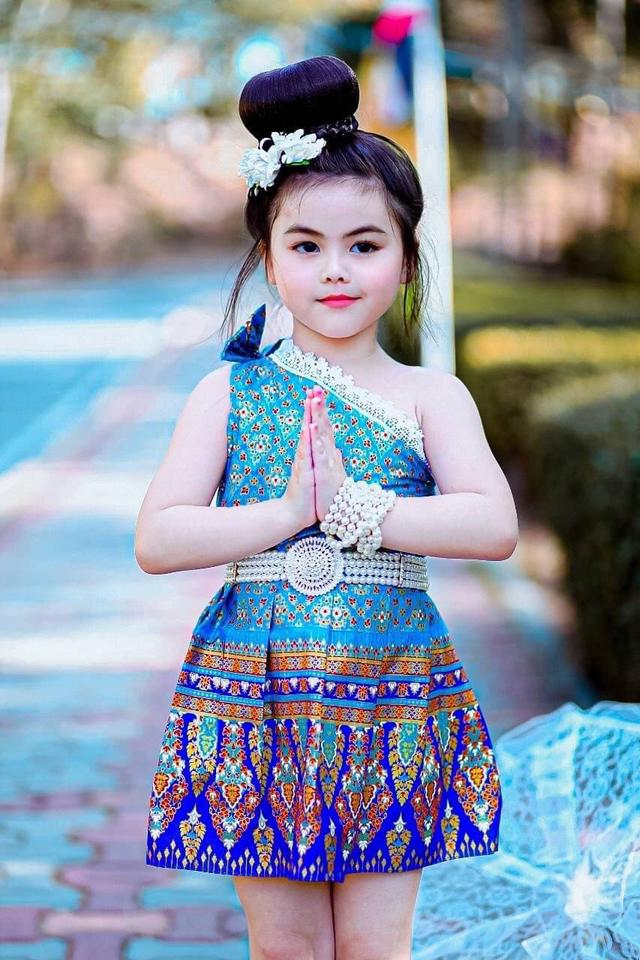 รูป ชุดไทยเด็กหญิงแบบประยุกต์ 1