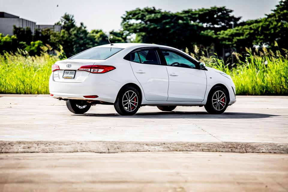 Toyota Yaris Ativ 1.2E ปี 2018 สีขาว มือเดียวป้ายแดง