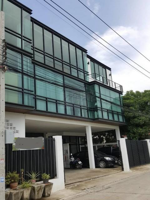 ขายโกดังโรงงานขนาดเล็ก พร้อมอาคารสำนักงาน 3 ชั้น ย่านลาดพร้าว 101 ใกล้วัดบึงทองหลาง 1