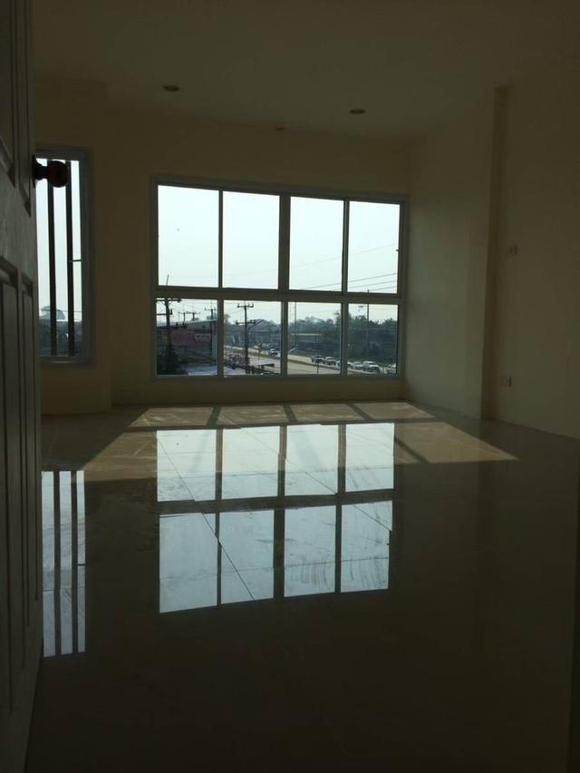 ขายอาคารพาณิชย์สามชั้น 2 คูหา  ห้องหัวมุม แยกหนองตาโพน อ.เมือง จ.อุบล 86 ตรว. ตึกใหม่ไม่เคยเข้าอยู่ ขายราคา 10.9  ล้านบาท รวมค่าโอนแล้ว 6