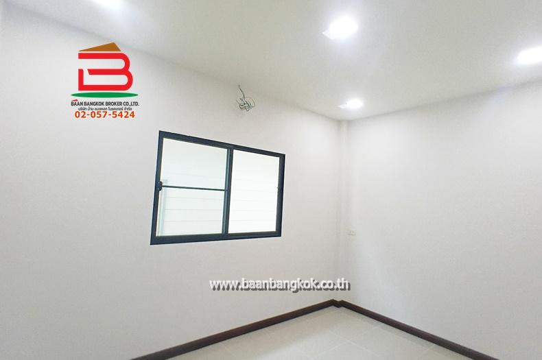 บ้านแฝด หมู่บ้าน กฤษดาเพลส หลังริม เนื้อที่ 34 ตรว. ถนนกาญจนาภิเษก ต.คลองห้า อ.คลองหลวง จ.ปทุมธานี 10