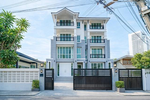 ใกล้ BTS เอกมัย 2 กม.ทาวน์โฮม 3.5 ชั้น เอกมัย10-12 พร้อมชั้นลอย 3 นอน 3 น้ำ 27 ตร.ว. 340 ตร.ม.ทำเลปรีดี พนมยงค์ ดองกี้ ม