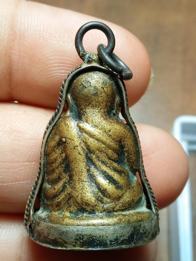 หล่อหลวงพ่อเงินเลี่ยมโบราณ้ก่าหิ้งคะองค์นี้