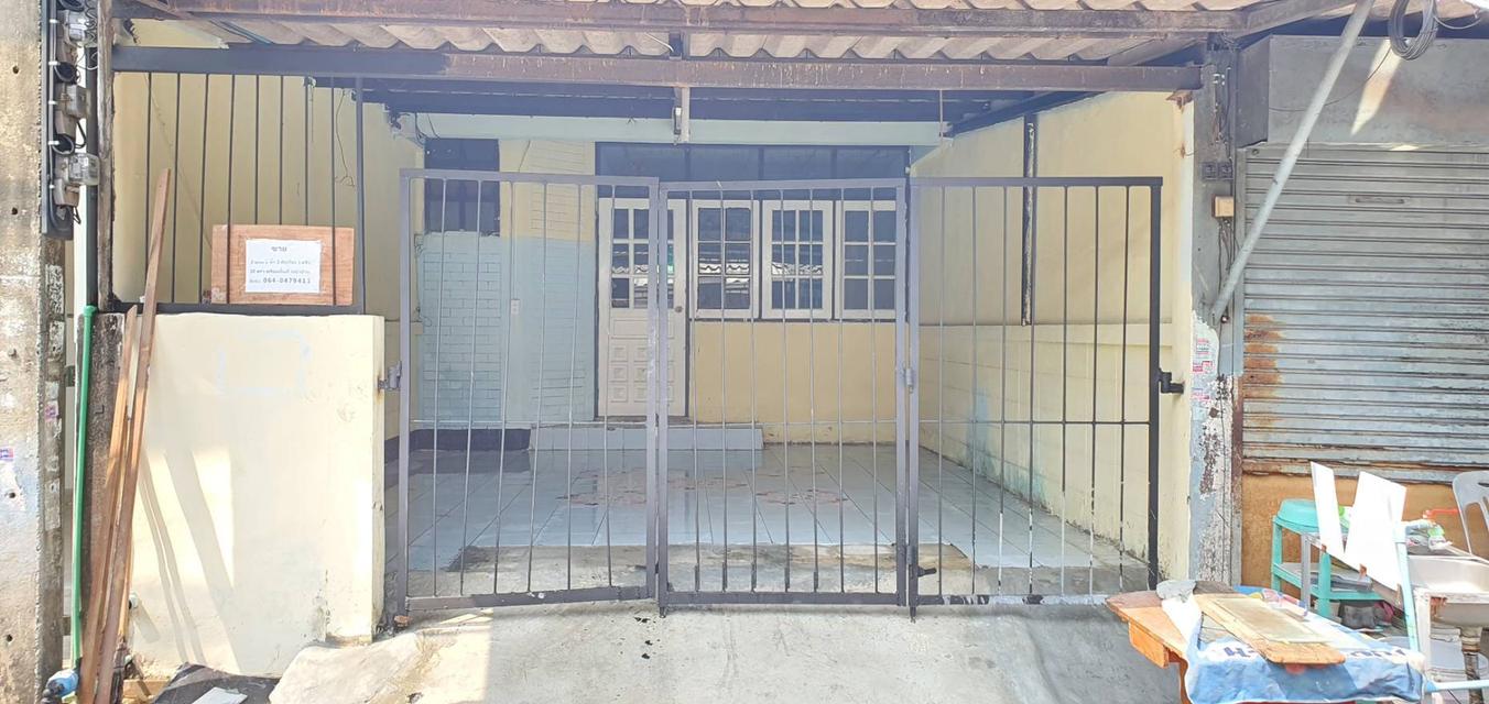 ขายทาวน์เฮ้าส์ ชั้นเดียว ม.สินสมบูรณ์ พุทธมณฑล สาย4 ฝั่งถนน เพชรเกษม พื้นที่ 20 ตรว. 2นอน 1น้ำ 1ครัว 1ห้องโถง ขาย1.1 ล. สนใจติดต่อ : โทร 064-0479411 ห 1