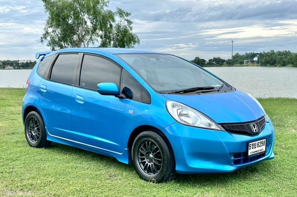 Honda Jazz 1.5V i-VTEC เบนซิน เกียร์ออโต้ ปี2013