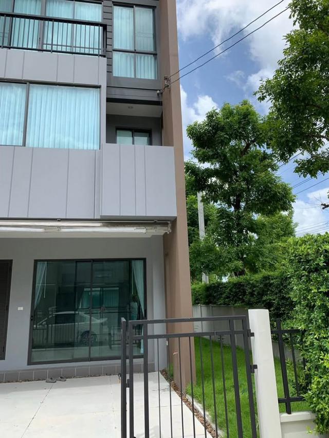 ให้เช่าทาวน์โฮมดีไซน์สมัยใหม่หลังมุม 3 ชั้น โครงการ บ้านกลางเมือง ราชพฤกษ์ 2