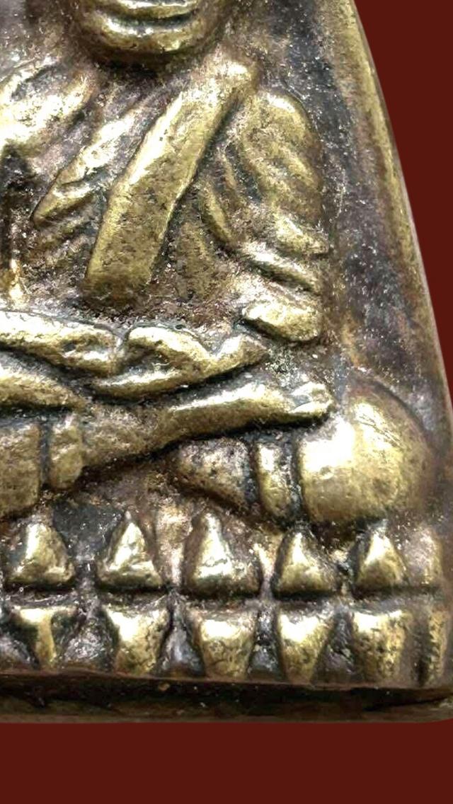 หลวงปู่ทวดหลังเตารีดเนื้อโลหะผสมวรรณะเหลือง 6