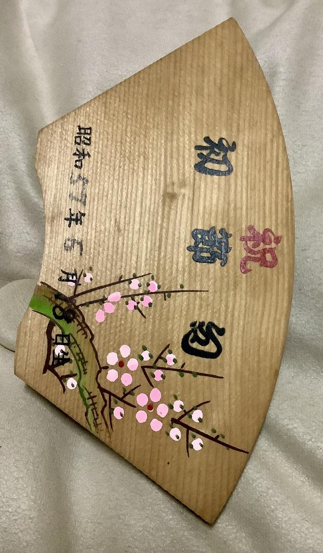 ของสะสมญี่ปุ่นที่ทำจากไม้ มีการประดิษฐ์ด้วยมือและมีข้อความภาษาญี่ปุ่นเขียนอยู่ ด้านหลังเป็นกล่องดนตรี(มือ1)