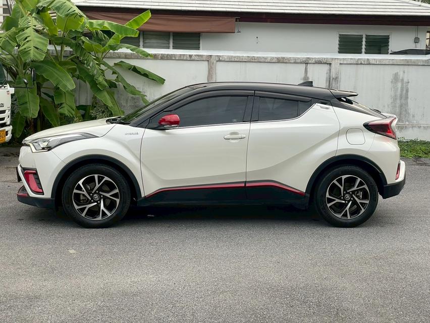 Toyota C-HR Hybrid  Y19 Wagon 4dr 1.8 HI HV  CVT FWD top  1.8 (Hybrid) สีขาว ออโต้  12