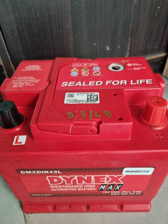 แบตเตอรี่ในภาพคือแบตเตอรี่รถยนต์ยี่ห้อ Dynex รุ่น DMXADIN43LLH ซึ่งเป็นแบตเตอรี่ชนิดตะกั่วกรด 800 บ