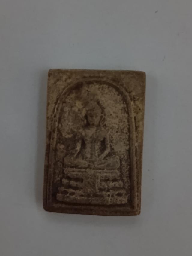 พระเครื่อง ซึ่งเป็นที่เคารพบูชาในประเทศไทย  พระเครื่องเป็นรูปจำลองขนาดเล็กของพระพุทธรูป พระสงฆ์ หรือเทพเจ้าต่างๆ  ผู้คนเชื่อว่าพระเครื่องจะช่วยปกป้องค