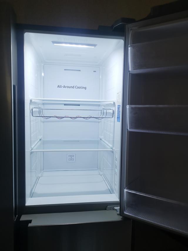 ตู้เย็น​ 22.8Q ​รุ่น​RS63R5581SL​ ​3​ ประตู​ เป็นตู้ใหม่ไม่เคยใช้งาน​ ซื้อมา​ วันที่​ 22/11/68​ เป็นสินค้าตัวโชว์​ อยู่นนทบุรี​ สนใจ​ โทร​0813355042 2