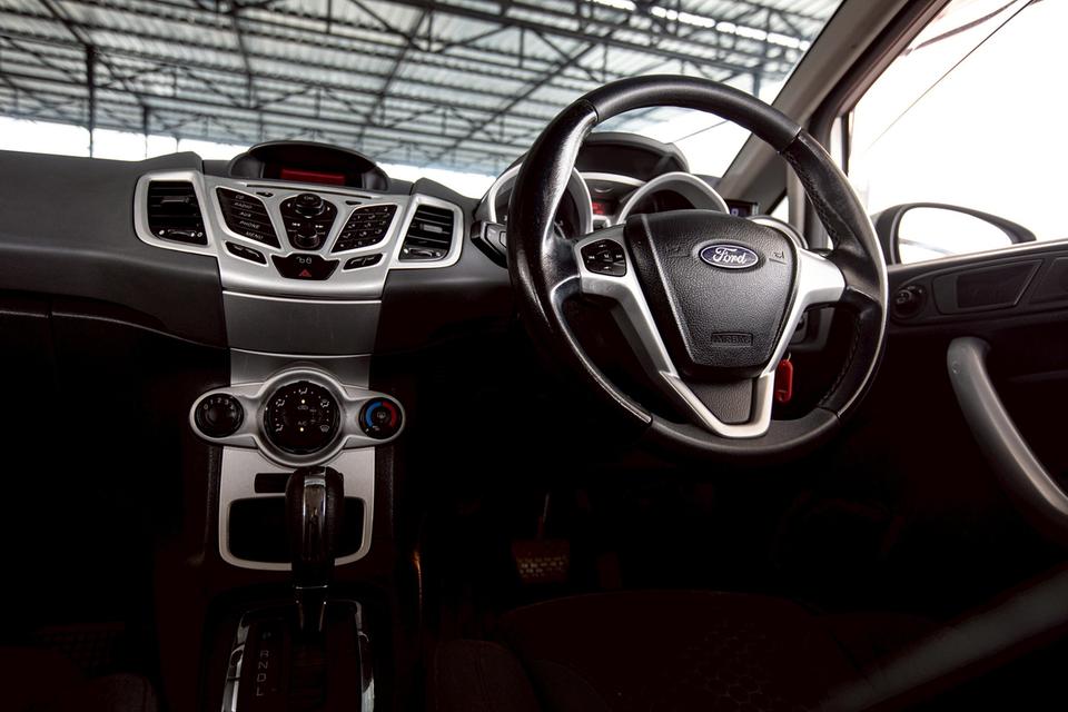 Ford Fiesta 1.5 Sport 5 ประตู สีเทา เกียร์ออโต้ ปี 2010 สวย สภาพดี  16