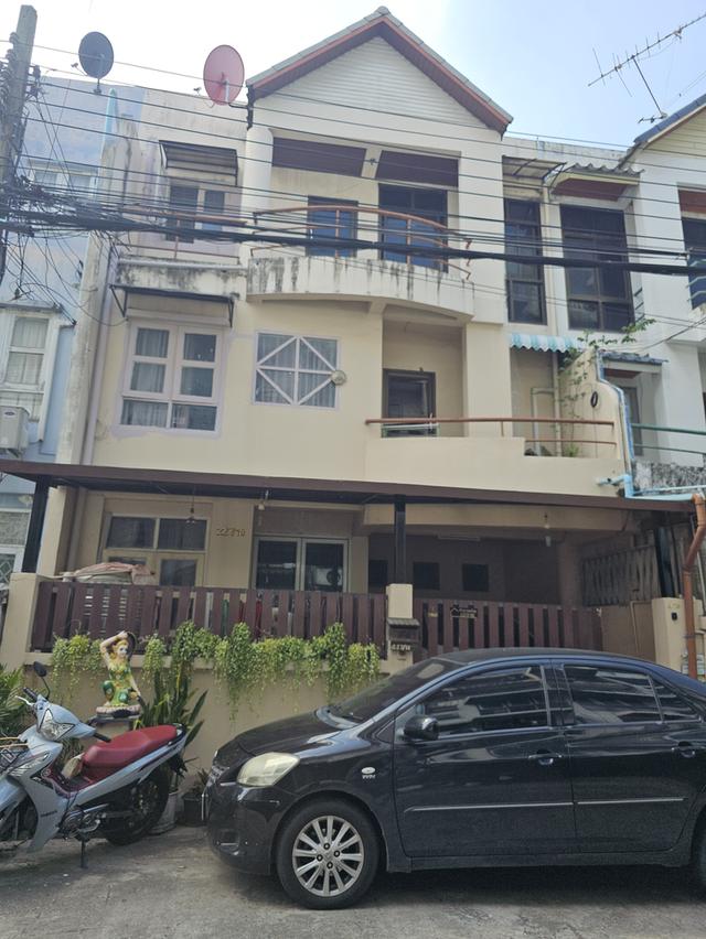 ขายทาวน์โฮม 3 ชั้น ซอยรามอินทรา 14 ราคา 4,100,000 บาท 1