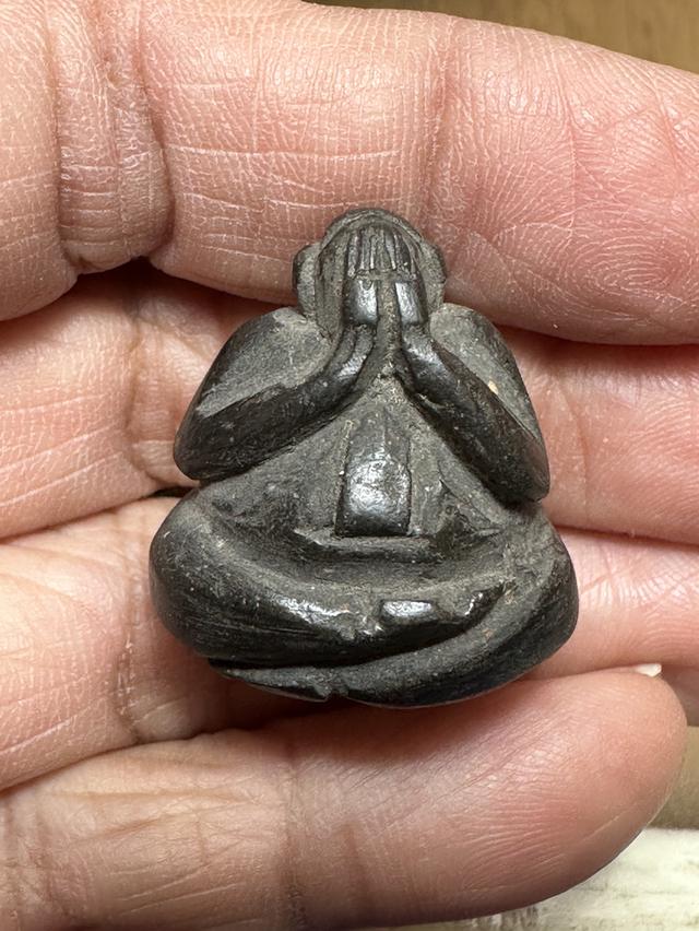 พระปิดตาเนื้อผงคลุกรักลอยองค์ ไม่ทราบที่