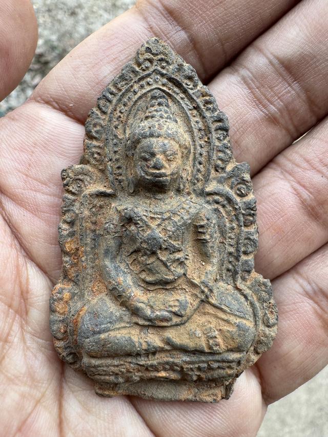 พระยอดขุนพลซุ้มไข่ปลา กรุเจดีย์ทอง (สุวรรณเจดีย์) วัดพระธาตุหริภุญชัย จังหวัดลำพูน เป็นพระกรุเนื้อดินแร่ดำ ศิลปะหริภุญชัยขุดพบที่กรุเจดีย์ทอง