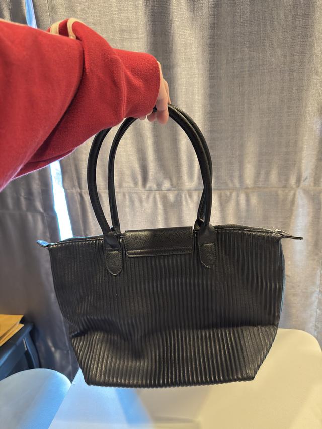 กระเป๋า tote bag สีดำ เรียบหรู เหมาะกับลุคลูกคุณหนู  7