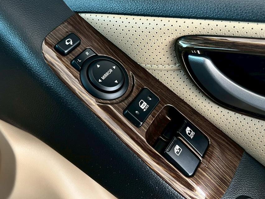 HYUNDAI H-1 2.5 Elite ปี 2018 เครื่องดีเชล  19