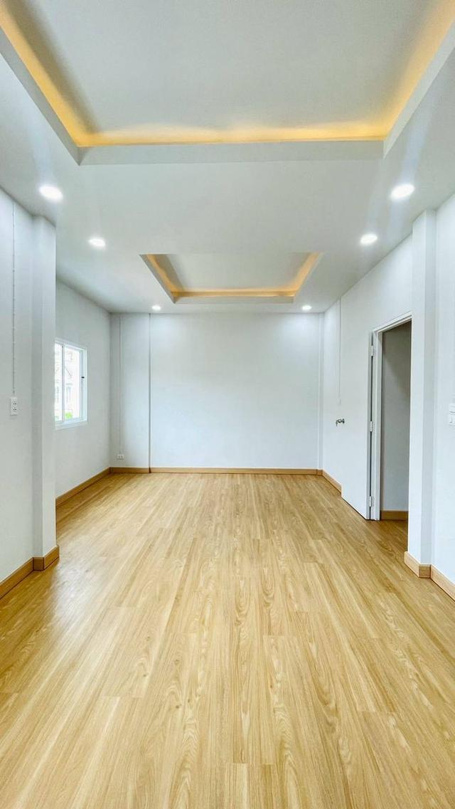 หมู่บ้านบุศรินทร์ ถนนบ้านกล้วย-ไทรน้อยทาวน์เฮาส์ 2  ชั้น ฟังก์ชันครบ ในโครงการ L&H ทำเลซอยบ้านกล้วย ใกล้รถไฟฟ้า 15