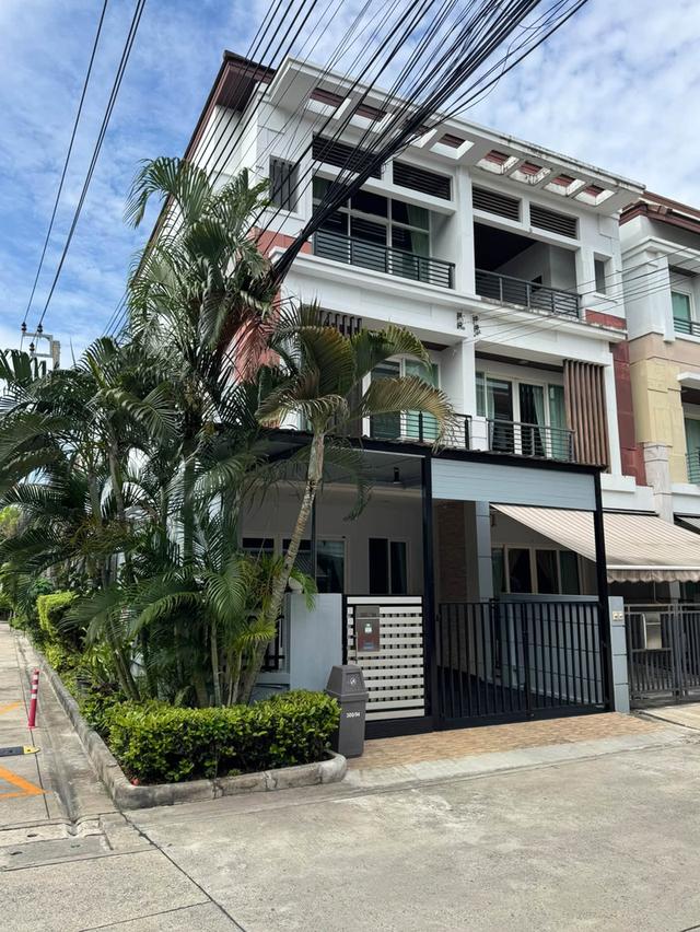 ให้เช่าทาวน์เฮ้าส์ 3 ชั้น บ้านกลางเมือง เออร์บาเนี่ยน พระราม 9-ลาดพร้าว หลังมุม พร้อมเข้าอยู่ 1