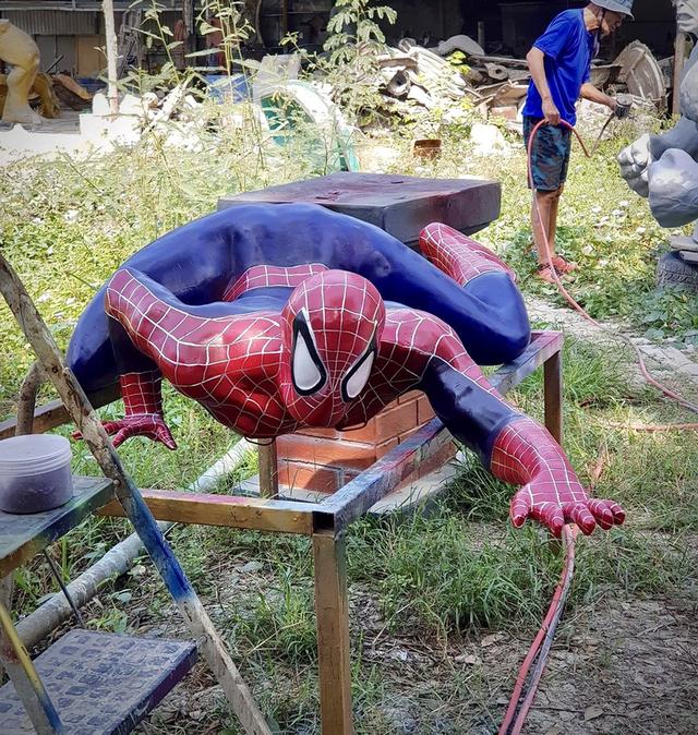 หุ่นฮีโร่สไปเดอร์แมน หุ่นสไปเดอร์แมนไฟเบอร์กลาส ท่าหมอบ มือหนึ่ง ขนาดใหญ่ 2