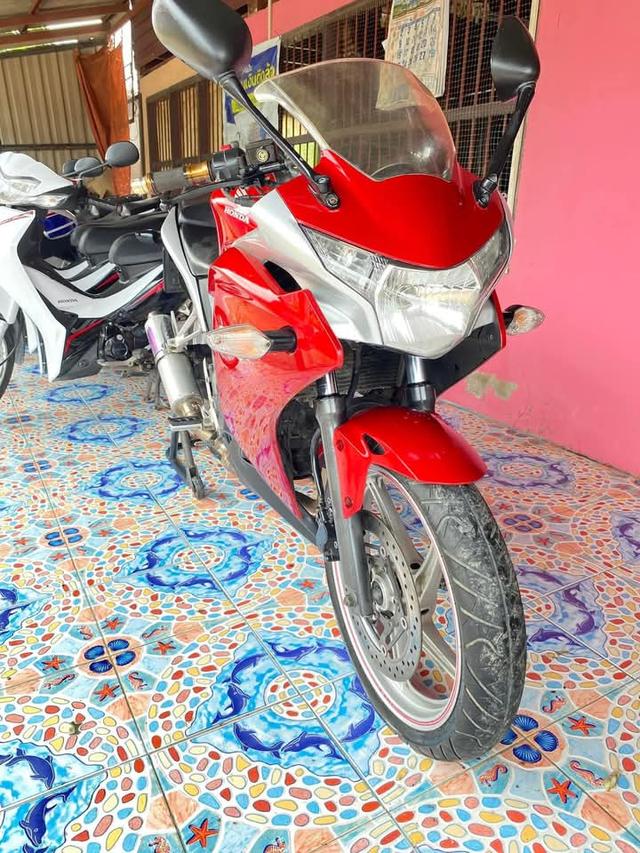 Honda CBR สีแดง เทา 2