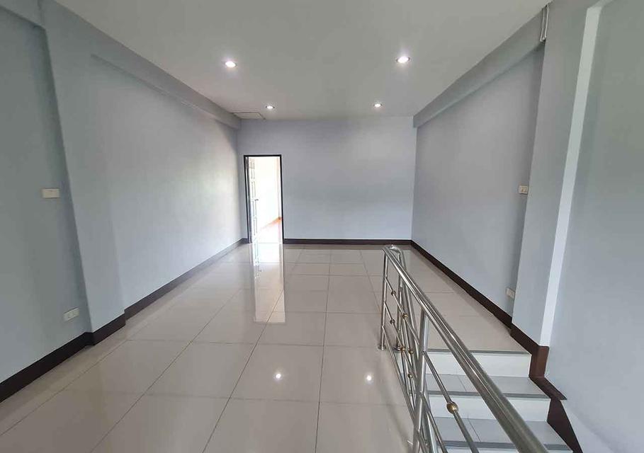 ตึกแถวติดถนนสายหลัก ใกล้ห้างแม็คโคร ขายถูกกว่าข้างเคียงแน่นอน สภาพดีมาก 11