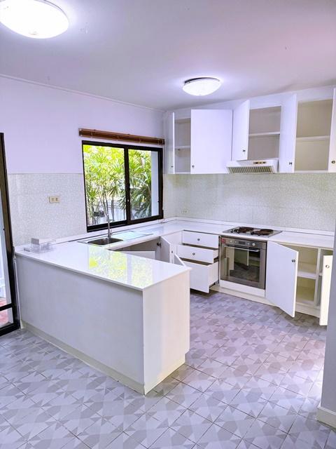 ซอยเสรีไทย 51-61Fashion ให้เช่าคฤหาสน์ Pool Villa 3ชั้น 200ตารางวา 1,200ตรม. Chocolate Ville 2.1 กม. 4นอน ใ 3น้ำ สนามกอล 8