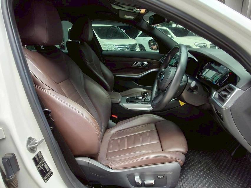 รหัสรถ KPC53 ‼️BMW  320d  M Sport สีขาว ตัว Top ยางใหม่ มี Bsi ‼️ 13