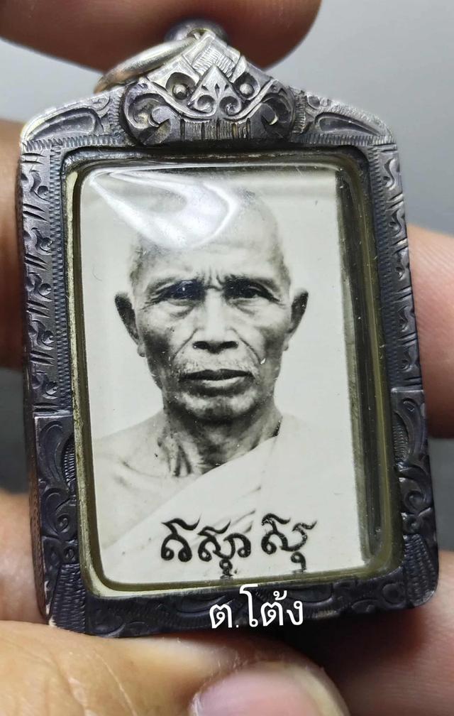 #รูปถ่ายขาวดำรุ่นแรกๆหลวงปู่พระครูวรพรตวิธาน(พันธ์ ติสฺโส) เลี่ยมกรอบเงินแท้เก่าถึงยุค ยันต์กำกับด้านหน้า อิสวาสุ ด้านหลัง สุสวาอิ 