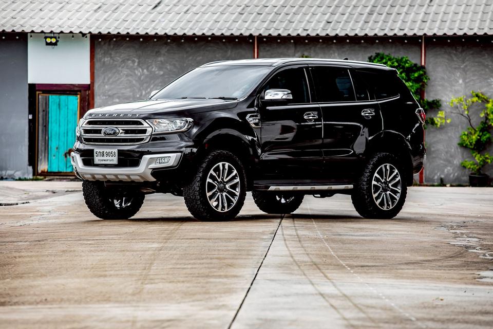 Ford Everest 2.2 Titanium ปี2017 สีดำ มือเดียวป้ายแดง