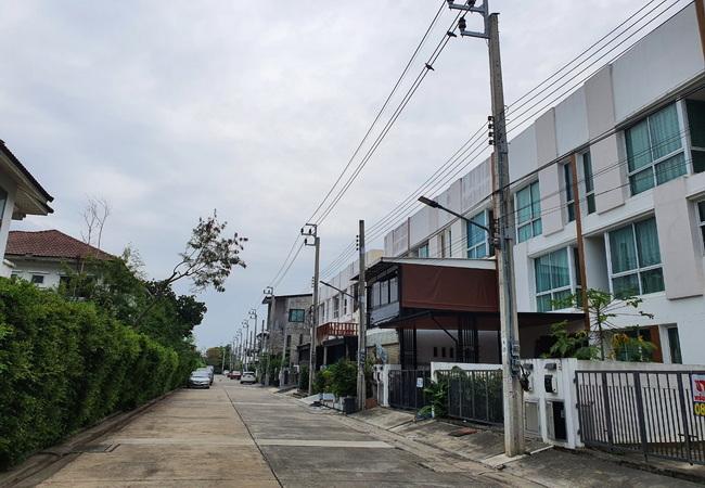 ขายทาวน์เฮ้าส์ หมู่บ้านมายด์ ฮอฟฟ์ ร่มเกล้า-สุวรรณภูมิ เนื้อที่ 22.8 ตร.ว. 3 ชั้น 3 นอน 3 น้ำ 1