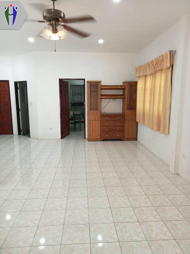 บ้านเดี่ยวให้เช่า เขาน้อยพัทยา ไม่มีเฟอร์นิเจอร์ •	ขนาด 60 ตารางเมตร 3 ห้องนอน 2 ห้องน้ำ  •	เครื่องปรับอากาศ  •	บ้านไม่มีเฟอร์ •	ที่จอดรถในร่ม ตำแหน่ง 9