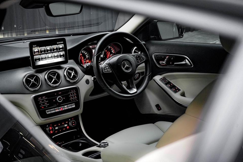 Mercedes Benz GLA200 Urban Cosmos Black 2019 รูปที่ 6