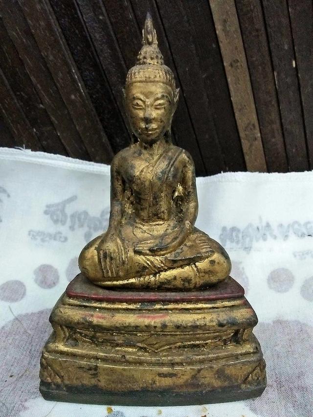พระบูชาไม้แกะทาทองเก่า องค์พระปางนั่งสะดุ้งมาร องค์พระและฐานถอดออกจากกันได้ ขนาดหน้าตัก3นิ้ว ความสูง 7นิ้ว สภาพสวยสมบูรณ์ค่ะ