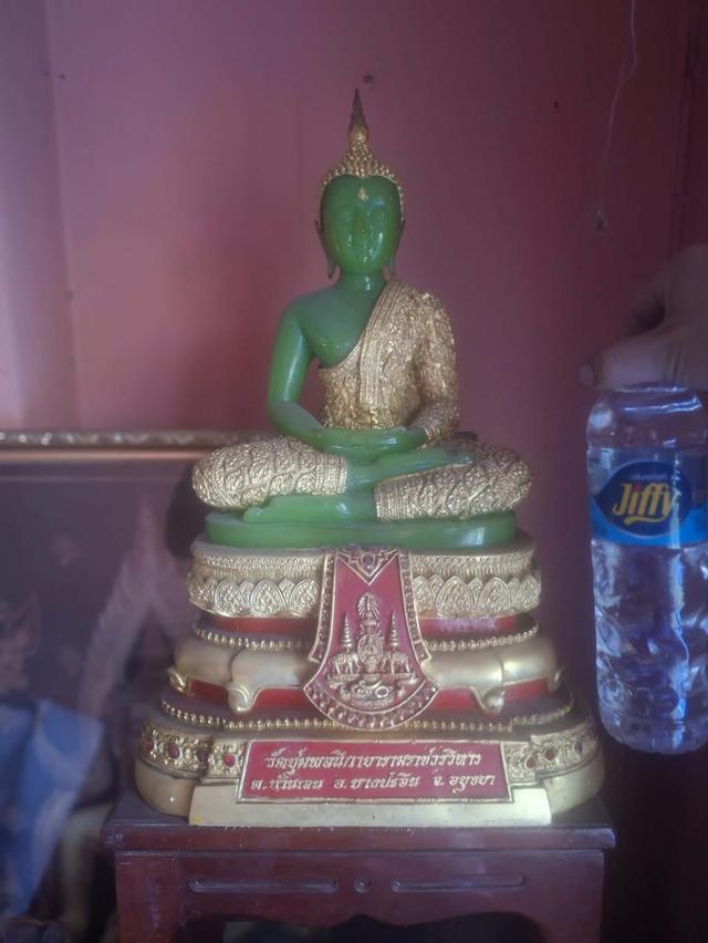 พระแก้วมรกตจำลอง (ทรงเครื่องฤดูฝน)อ.บางปะอิน จ.พระนครศรีอยุธยา จัดสร้างขึ้นในปี พ.ศ. 2539 เนื่องในปีกาญจนาภิเษก ฉลองสิริราชสมบัติครบ 50 ปี รัชกาลที่ 9