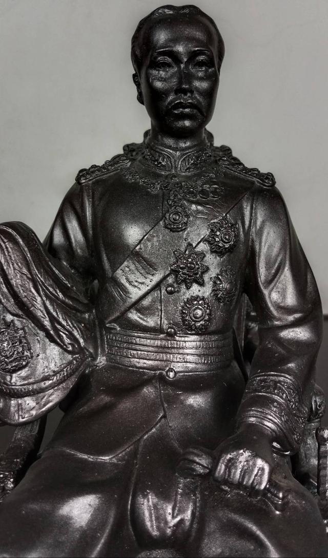 550.พระบรมรูปหล่อในหลวงรัชกาลที่ 5 พระบาทสมเด็จพระปรมินทรมหาจุฬาลงกรณ์ พระจุลจอมเกล้าเจ้าอยู่หัว ทรงประทับนั่งบัลลังก์ รูปย่อยที่ 3