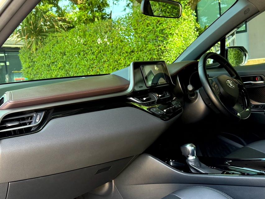 2019 TOYOTA CHR HV รถมือเดียวออกป้ายแดง รถวิ่งน้อย เข้าศูนย์ตามระยะ รถไม่เคยมีอุบัติเหตุครับ 11