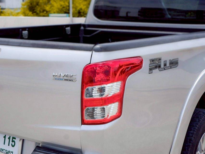 Mitsubishi Triton Megacab 2.4 GLS Limited Plus เกียร์ M/T สีบรอนซ์เทา ปี 2015 9