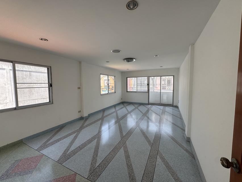 ขายต่ำกว่าราคาตลาด เป็นอาคารพาณิชย์ 2ห้อง 5ชั้น ห้องหัวมุม พื้นที่รวม 30 ตร.วา ภายในพื้นที่ใช้สอยเยอะมาก ประมาน 640 ตร.ม ยังไม่รวมดาดฟ้า 8