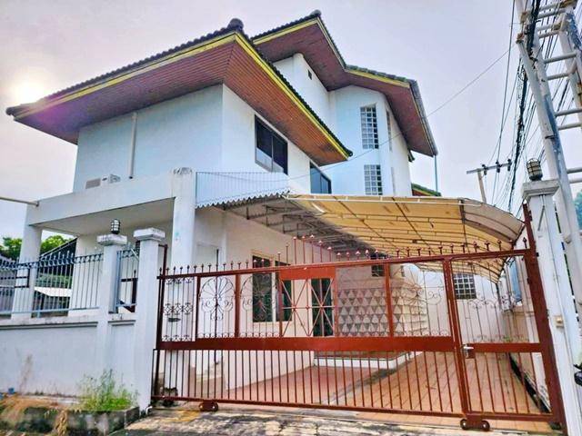 ซอย 20 มิถุนา รัชดา18 MRT สุทธิสาร 700 ม.ให้เช่าบ้านเดี่ยว 3 ชั้น 100ตร.วา.450ตร.ม.ห้วยขวาง 4 นอน 4 น้ำ 2