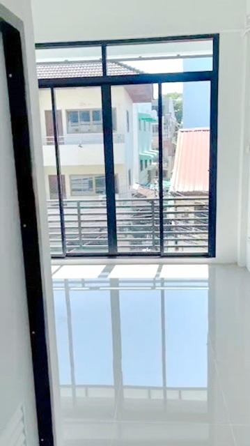 แฟชั่น 2.2กม. โชว์รูมด้านล่าง 402ตรม. ตลาดปัฐวิกรณ์2กม.ให้เช่า โรงแรม 4ชั้น 14แอร์ใหม่ 5จอดรถ นวมินทร์65-81 MRTบางกะปิ 2 5