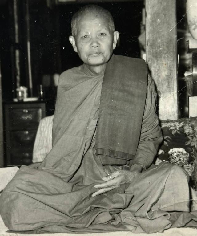 เหรียญหลวงพ่อผาง จิตตคุตโต#ออกวัดป่าสุมนามัย อำเภอบ้านไผ่ จ.ขอนแก่นเหรียญผิวเดิมๆสวยครับ