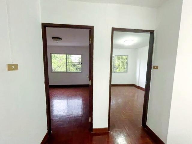 ติดถนนนวลจันทร์ 3 นอน ถ.เลียบด่วนเอกมัย-รามอินทรา MRT วัชรพล 1.7 กม. ให้เช่าทาวน์เฮ้าส์ 2 ชั้น 29ตร.ว. 239 ตร.ม. 2 น้ำ 6